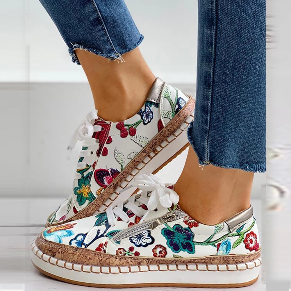 Schnürschuhe aus Canvas mit floralem Muster